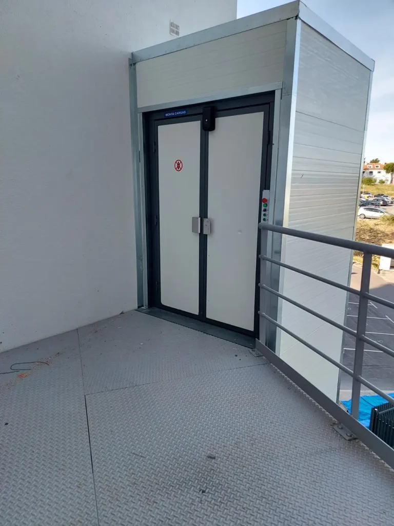 Portas painel sandwich ascensilis